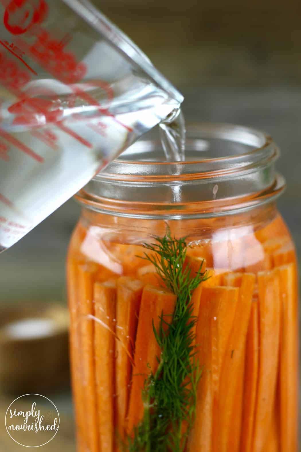 Käymässä käyneet porkkanat tillillä | Elintarvikkeiden käyminen on ikivanha säilöntämenetelmä, ja se tarjoaa myös monia ravitsemuksellisia etuja. Tehosta immuunijärjestelmääsi ja suoliston terveyttä tällä yksinkertaisella reseptillä | 