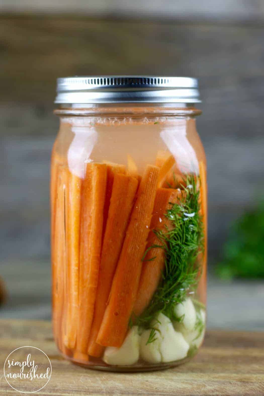 Gegiste wortels met dille | Het fermenteren van voedsel is een oude conserveringsmethode en biedt ook een groot aantal voedingsvoordelen. Verhoog uw immuunsysteem en darmgezondheid met dit eenvoudige recept. 